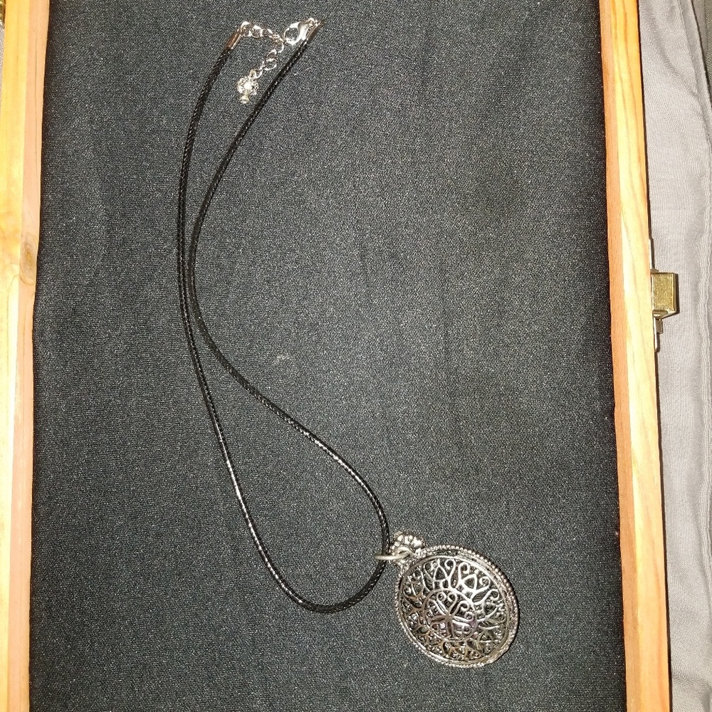 Necklace - Picture 4 of 8